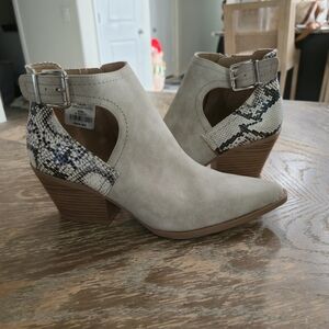 Queensbury Taupe Snake Print Ankle Booties | Size 8 | NWT | 2.5” Heel